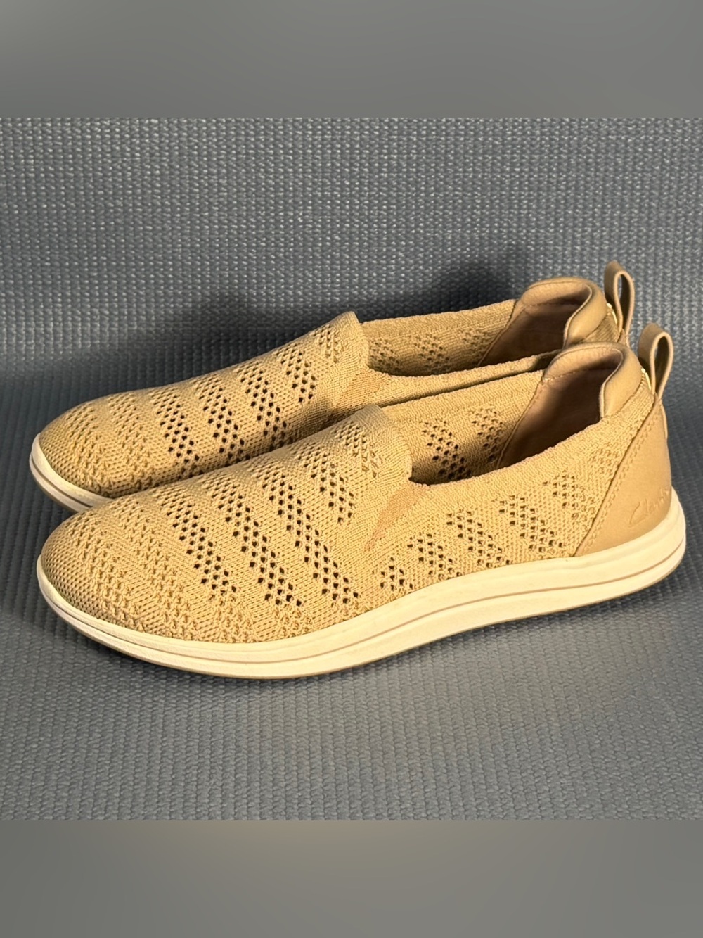 CLARKS Women's Breezey Izzy Slip On Tan Casual Shoes Size 6.5